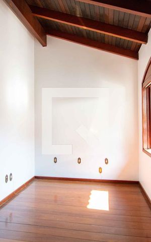 Casa à venda com 500m², 5 quartos e 4 vagas Casa à venda com 500m², 5 quartos e 4 vagasQuarto 4