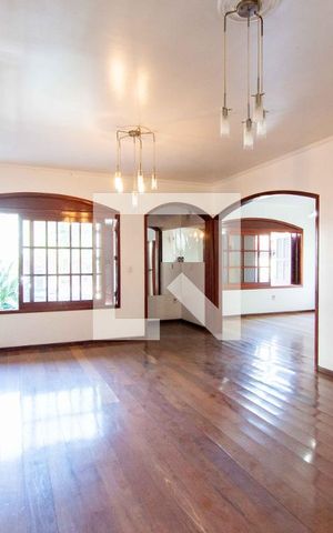 Casa à venda com 500m², 5 quartos e 4 vagas Casa à venda com 500m², 5 quartos e 4 vagasSala