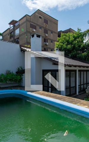 Casa à venda com 500m², 5 quartos e 4 vagas Casa à venda com 500m², 5 quartos e 4 vagasÁrea Externa