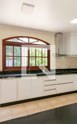 Casa à venda com 500m², 5 quartos e 4 vagas Casa à venda com 500m², 5 quartos e 4 vagasCozinha