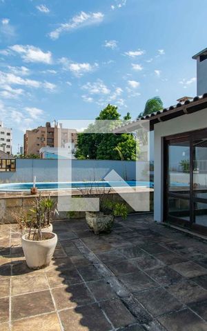 Casa à venda com 500m², 5 quartos e 4 vagas Casa à venda com 500m², 5 quartos e 4 vagasÁrea Externa