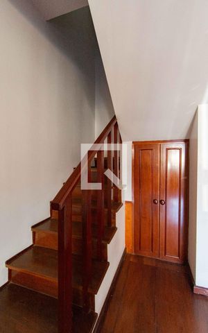 Casa à venda com 500m², 5 quartos e 4 vagas Casa à venda com 500m², 5 quartos e 4 vagasEscada