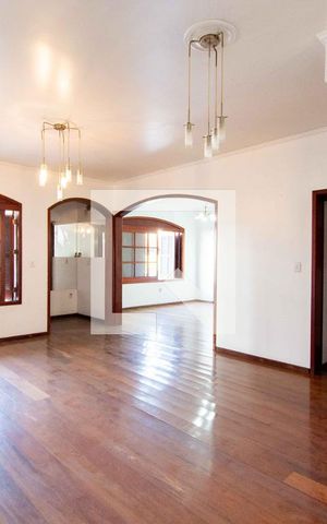 Casa à venda com 500m², 5 quartos e 4 vagas Casa à venda com 500m², 5 quartos e 4 vagasSala