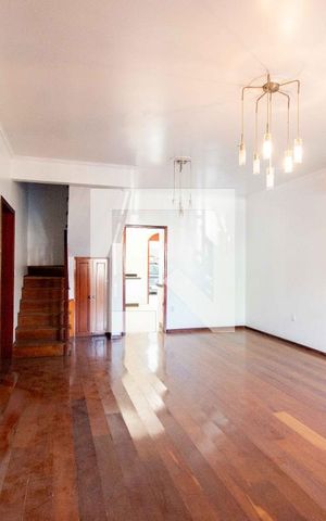 Casa à venda com 500m², 5 quartos e 4 vagas Casa à venda com 500m², 5 quartos e 4 vagasSala