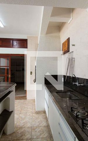 Casa à venda com 500m², 5 quartos e 4 vagas Casa à venda com 500m², 5 quartos e 4 vagasChurrasqueira