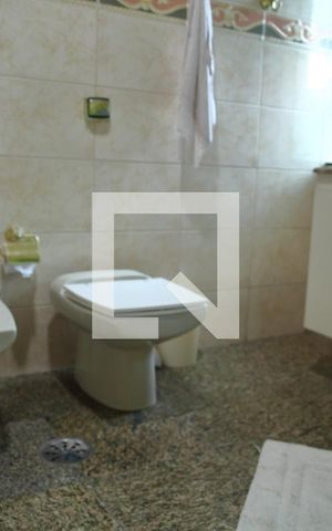 Casa à venda com 252m², 3 quartos e 4 vagasBanheiro da Suíte 1