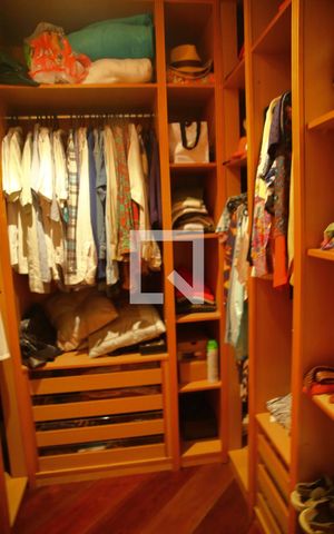 Casa à venda com 252m², 3 quartos e 4 vagasCloset Suíte 1