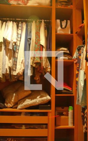 Casa à venda com 252m², 3 quartos e 4 vagasCloset Suíte 1