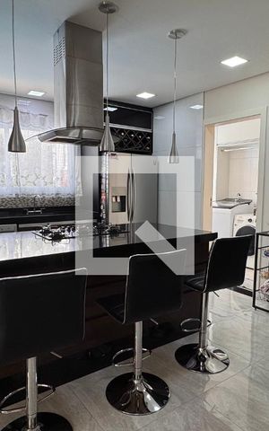 Casa à venda com 358m², 5 quartos e 6 vagas Casa à venda com 358m², 5 quartos e 6 vagasCozinha