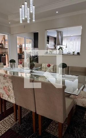 Casa à venda com 358m², 5 quartos e 6 vagas Casa à venda com 358m², 5 quartos e 6 vagasSala de Jantar