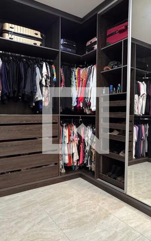 Casa à venda com 358m², 5 quartos e 6 vagas Casa à venda com 358m², 5 quartos e 6 vagasCloset da suíte 1