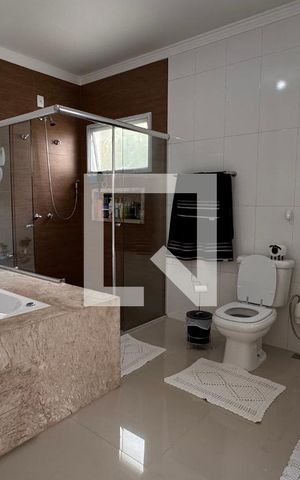 Casa à venda com 358m², 5 quartos e 6 vagas Casa à venda com 358m², 5 quartos e 6 vagasBanheiro da Suíte 1