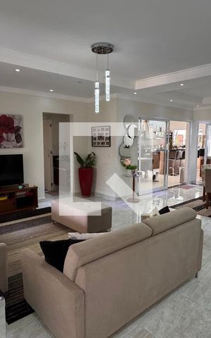 Casa à venda com 358m², 5 quartos e 6 vagas Casa à venda com 358m², 5 quartos e 6 vagasSala