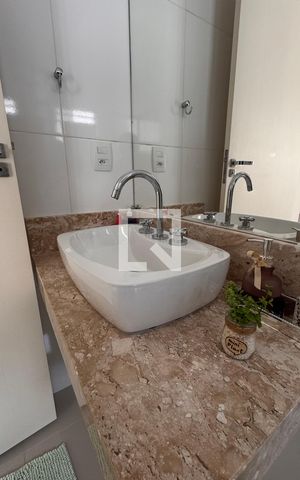 Casa à venda com 358m², 5 quartos e 6 vagas Casa à venda com 358m², 5 quartos e 6 vagasBanheiro da Suíte 4