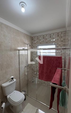 Casa à venda com 358m², 5 quartos e 6 vagas Casa à venda com 358m², 5 quartos e 6 vagasBanheiro da Suíte 2