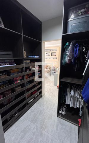 Casa à venda com 358m², 5 quartos e 6 vagas Casa à venda com 358m², 5 quartos e 6 vagasCloset da suíte 2