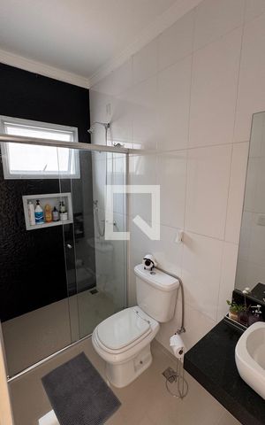 Casa à venda com 358m², 5 quartos e 6 vagas Casa à venda com 358m², 5 quartos e 6 vagasBanheiro da Suíte 4