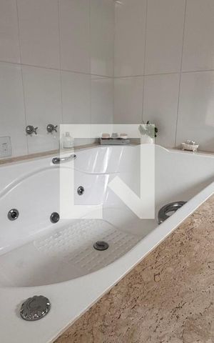 Casa à venda com 358m², 5 quartos e 6 vagas Casa à venda com 358m², 5 quartos e 6 vagasBanheiro da Suíte 1