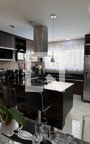 Casa à venda com 358m², 5 quartos e 6 vagas Casa à venda com 358m², 5 quartos e 6 vagasCozinha