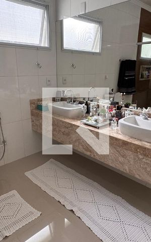 Casa à venda com 358m², 5 quartos e 6 vagas Casa à venda com 358m², 5 quartos e 6 vagasBanheiro da Suíte 1