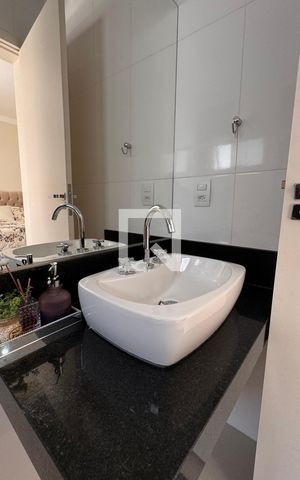 Casa à venda com 358m², 5 quartos e 6 vagas Casa à venda com 358m², 5 quartos e 6 vagasBanheiro da Suíte 4