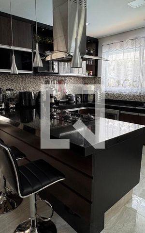 Casa à venda com 358m², 5 quartos e 6 vagas Casa à venda com 358m², 5 quartos e 6 vagasCozinha