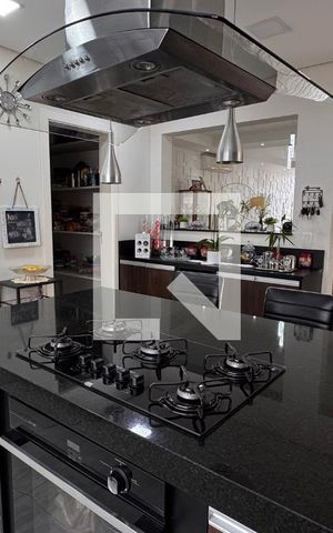 Casa à venda com 358m², 5 quartos e 6 vagas Casa à venda com 358m², 5 quartos e 6 vagasCozinha