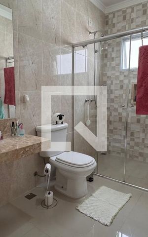 Casa à venda com 358m², 5 quartos e 6 vagas Casa à venda com 358m², 5 quartos e 6 vagasBanheiro da Suíte 2