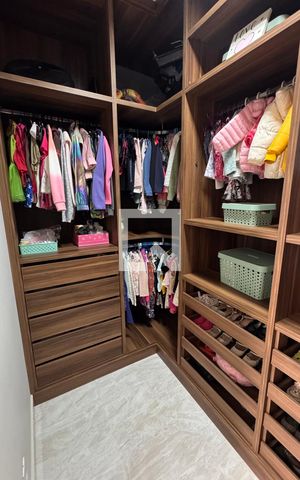Casa à venda com 358m², 5 quartos e 6 vagas Casa à venda com 358m², 5 quartos e 6 vagasCloset da suíte 3