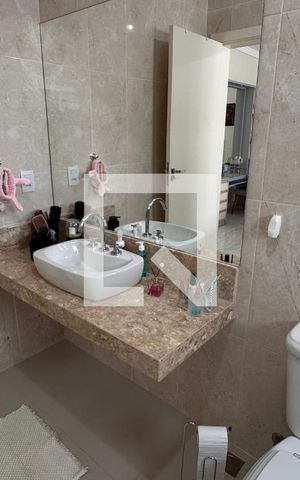Casa à venda com 358m², 5 quartos e 6 vagas Casa à venda com 358m², 5 quartos e 6 vagasBanheiro da Suíte 2