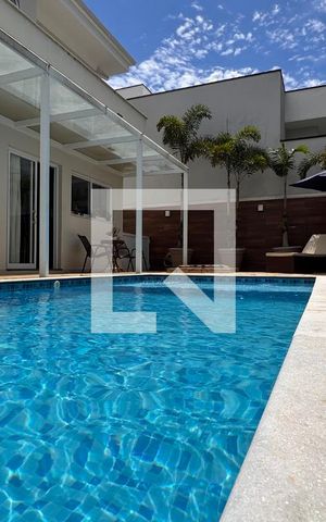 Casa à venda com 358m², 5 quartos e 6 vagas Casa à venda com 358m², 5 quartos e 6 vagasPiscina