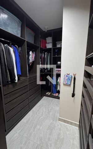 Casa à venda com 358m², 5 quartos e 6 vagas Casa à venda com 358m², 5 quartos e 6 vagasCloset da suíte 2