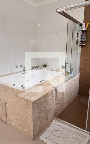 Casa à venda com 358m², 5 quartos e 6 vagas Casa à venda com 358m², 5 quartos e 6 vagasBanheiro da Suíte 1