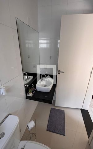 Casa à venda com 358m², 5 quartos e 6 vagas Casa à venda com 358m², 5 quartos e 6 vagasBanheiro da Suíte 4