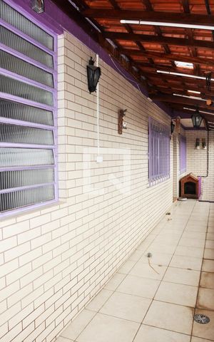 Casa à venda com 240m², 3 quartos e 1 vaga Casa à venda com 240m², 3 quartos e 1 vagaVaranda