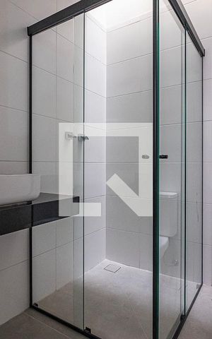 Casa de condomínio à venda com 226m², 3 quartos e 3 vagas Casa de condomínio à venda com 226m², 3 quartos e 3 vagasBanheiro