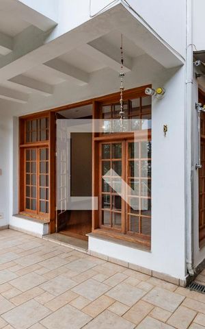 Casa de condomínio à venda com 350m², 4 quartos e 4 vagas Casa de condomínio à venda com 350m², 4 quartos e 4 vagasVaranda