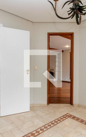 Casa de condomínio à venda com 350m², 4 quartos e 4 vagas Casa de condomínio à venda com 350m², 4 quartos e 4 vagasCopa