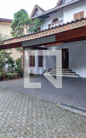 Casa de condomínio à venda com 350m², 4 quartos e 4 vagas Casa de condomínio à venda com 350m², 4 quartos e 4 vagasFachada