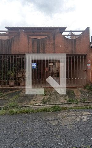 Casa à venda com 200m², 3 quartos e 5 vagas Casa à venda com 200m², 3 quartos e 5 vagasFachada