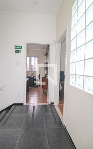 Casa à venda com 163m², 3 quartos e 2 vagas Casa à venda com 163m², 3 quartos e 2 vagasCorredor