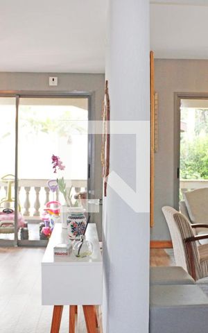 Casa de condomínio à venda com 440m², 4 quartos e 3 vagasSala