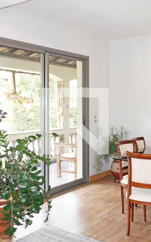 Casa de condomínio à venda com 440m², 4 quartos e 3 vagasSala