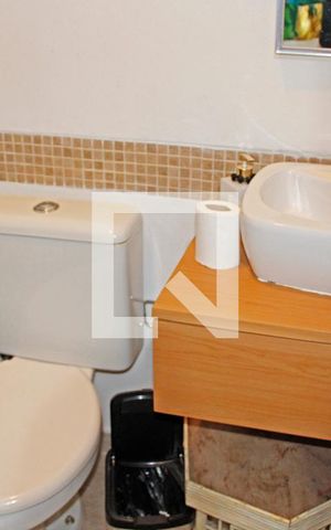 Casa de condomínio à venda com 440m², 4 quartos e 3 vagasBanheiro de Serviço