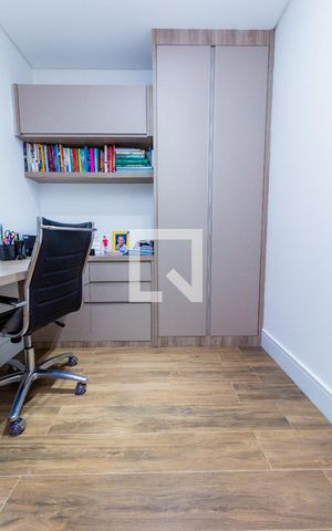 Apartamento à venda com 162m², 4 quartos e 3 vagas Apartamento à venda com 162m², 4 quartos e 3 vagasEscritório