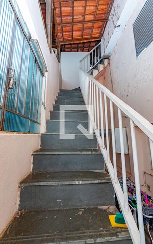 Casa à venda com 540m², 5 quartos e 4 vagas Casa à venda com 540m², 5 quartos e 4 vagasEscada