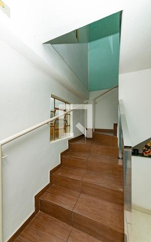 Casa à venda com 540m², 5 quartos e 4 vagas Casa à venda com 540m², 5 quartos e 4 vagasEscada