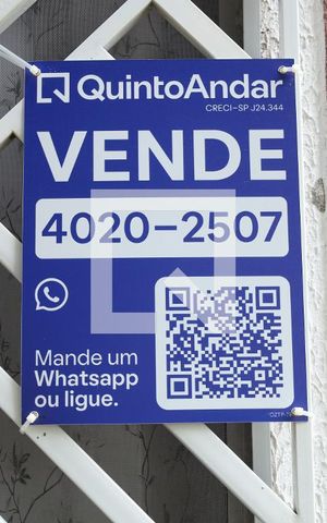Apartamento à venda com 53m², 2 quartos e 1 vagaPlaca instalada na janela do imóvel