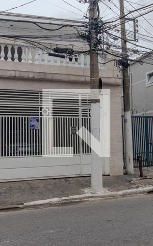 Casa à venda com 140m², 3 quartos e 2 vagas Casa à venda com 140m², 3 quartos e 2 vagasFachada