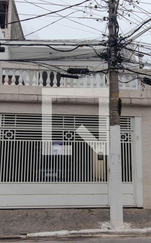 Casa à venda com 140m², 3 quartos e 2 vagas Casa à venda com 140m², 3 quartos e 2 vagasFachada